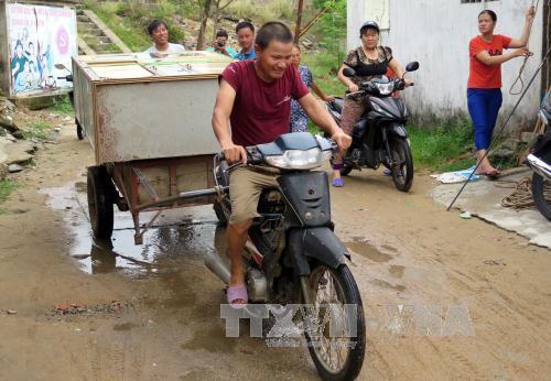 Cận cảnh người dân Hà Tĩnh sơ tán tránh bão số 10 ảnh 3